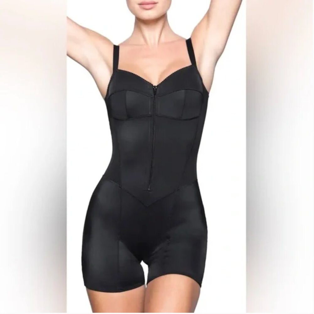 SKIMS I GLAM STRETCH SATIN CORSET I BODYSUIT WITH SHORTS